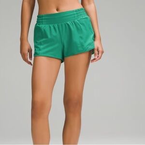 lulule green hotty hots 2.5 inseam size 4